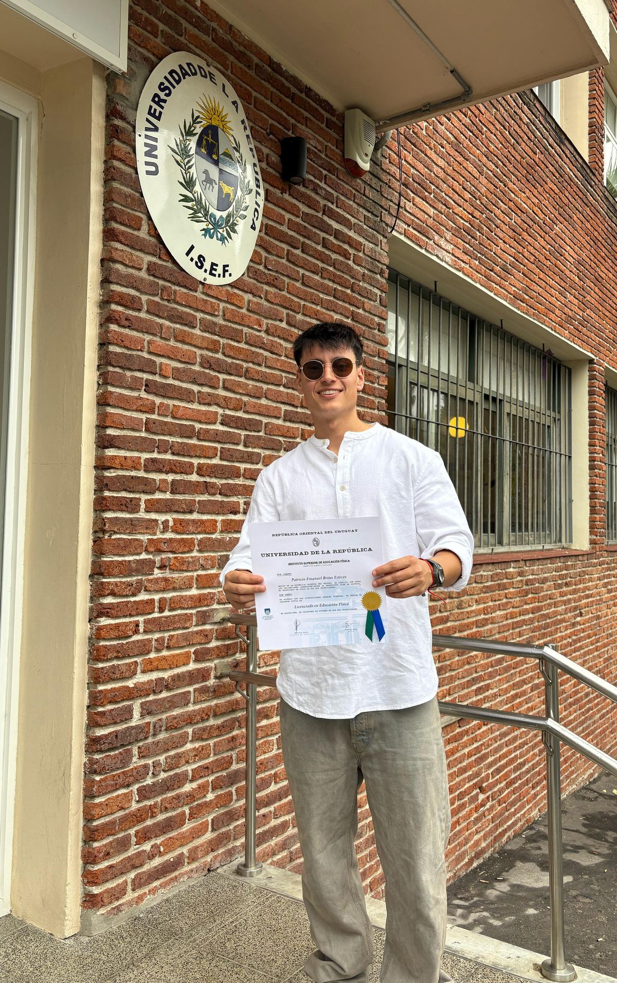 Patricio Britos con su diploma de Licenciado en Educación Física, ISEF